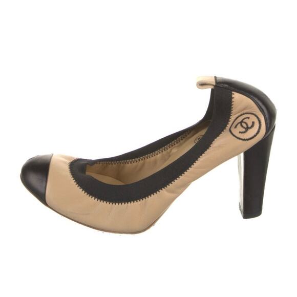 8.5 Chanel Interlocking CC Logo Leather Pumps - Picture 1 of 5
